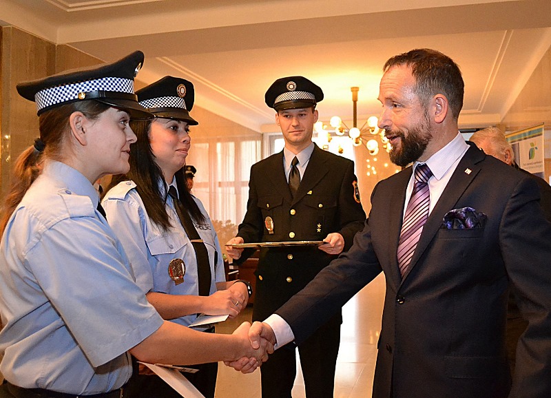 Primátor Tomáš Macura blahopřeje Kláře Pavlíčkové (vlevo) a Janě Lapačové. Foto: René Stejskal